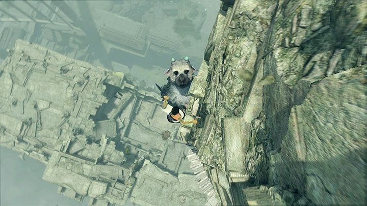 Po tym jak Trico zawiśnie przy ścianie zupełnie nowej wieży szybko przeskocz na małą półkę i udaj się w prawo żeby pociągnąć za dźwignię - Zniszczenie dwóch witraży i eksploracja drugiej wieży | The Last Guardian - The Last Guardian - poradnik do gry