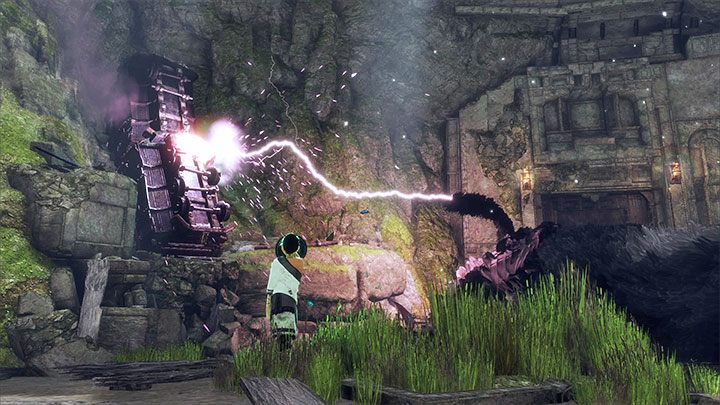 Użyj lustra żeby wycelować w pokazane na obrazku wagony i doprowadzić do przesunięcia ich po tym jak zostaną trafione błyskawicą - Pomoc Trico w walce z drugą bestią i ocalenie Trico przed śmiercią - The Last Guardian - poradnik do gry