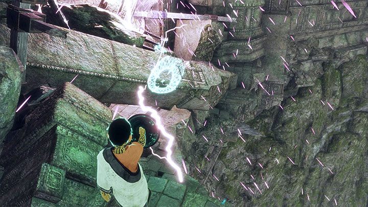 W celu dotarcia do dwóch pozostałych beczek musisz zaliczyć mało skomplikowaną wspinaczkę po okolicznych skalnych półkach - Pomoc Trico w walce z drugą bestią i ocalenie Trico przed śmiercią - The Last Guardian - poradnik do gry