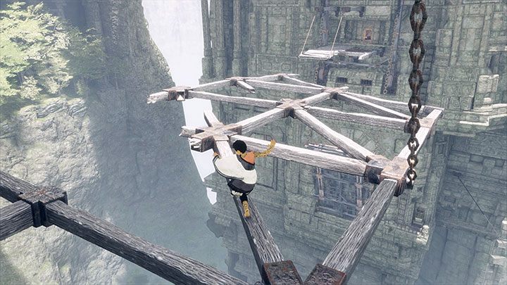 Przechodź po poziomych belkach - Omijanie ożywionych zbroi w drodze do Trico | The Last Guardian - The Last Guardian - poradnik do gry