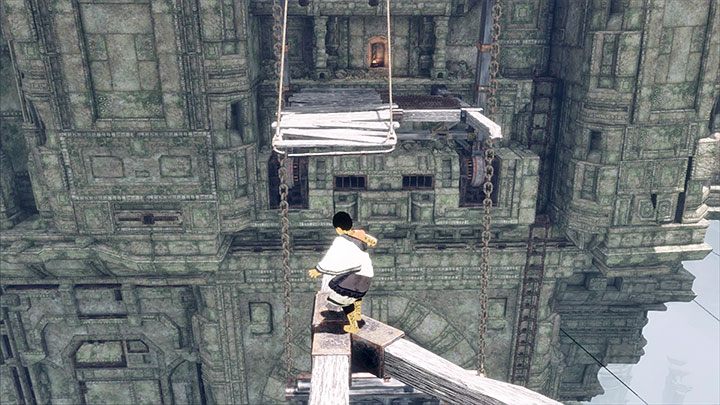 Docelowo musisz zbliżyć się do pokazanego na obrazku małego wystającego balkoniku - Omijanie ożywionych zbroi w drodze do Trico | The Last Guardian - The Last Guardian - poradnik do gry
