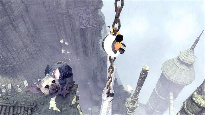 Ostrożnie schodź po kolejnych łańcuchach aż będziesz mógł doskoczyć do Trico - Wspinaczka po wieżach połączonych linami | The Last Guardian - The Last Guardian - poradnik do gry
