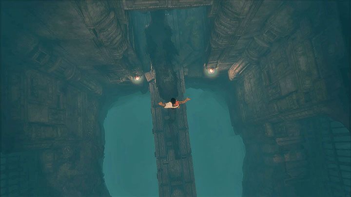 Musisz chwycić się ogona Trico w ostatniej fazie lotu - Przejście korytarzami z błękitnymi oparami | The Last Guardian - The Last Guardian - poradnik do gry