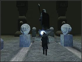 Obok czterech rogów posągu są mniejsze granitowe bloki - Część 3a | Moria - Władca Pierścieni: Drużyna Pierścienia - poradnik do gry