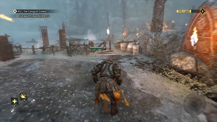 Drugi element zniszczalny znajdziesz obok pierwszej katapulty. - Rozdział 1.4 - Valkenheim Zimą | Opis przejścia For Honor - For Honor - poradnik do gry