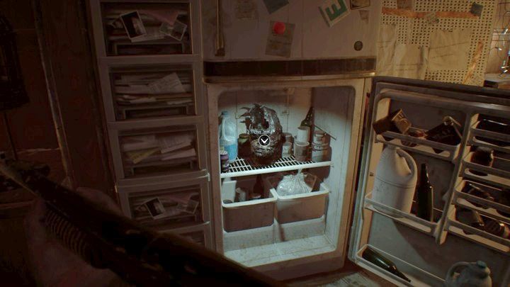 Głowa w lodówce - karteczka jest na jej odwrocie - Resident Evil 7: Stary dom, dziedziniec, cieplarnia - mapa, sekrety - Resident Evil 7 - poradnik, solucja