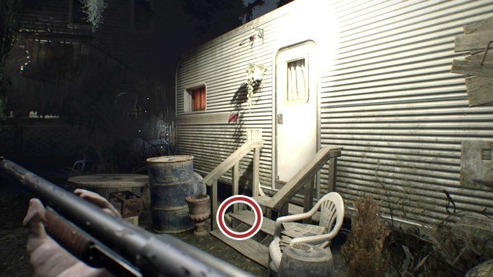 Figurkę znajdziesz między schodkami prowadzącymi do naczepy - Resident Evil 7: Stary dom, dziedziniec, cieplarnia - mapa, sekrety - Resident Evil 7 - poradnik, solucja