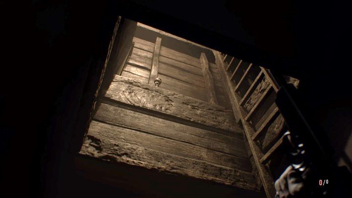 Figurka w przejściu na strych - Resident Evil 7: Pokój testowy, hangar łodzi - mapa, sekrety - Resident Evil 7 - poradnik, solucja