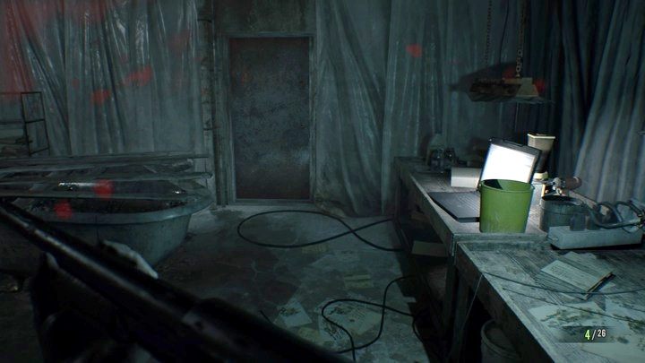 Laptop z emailem - pozostałe sekrety w tej lokacji znajdziesz za drzwiami - Resident Evil 7: Kopalnia soli - sekrety - Resident Evil 7 - poradnik, solucja