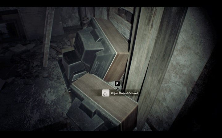 Sztuczna dłoń na strychu - Resident Evil 7: Beginning Hour - Odnalezienie brudnej monety i zamordowanych - Resident Evil 7 - poradnik, solucja