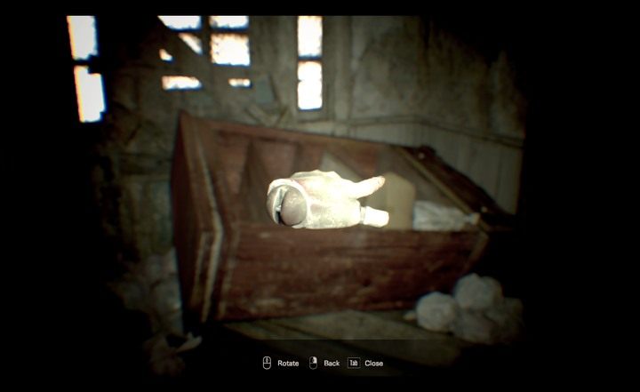 Będąc na strychu, koło telewizorów zobaczysz na ścianie czerwony napis - wejdź z nim w interakcję - Resident Evil 7: Beginning Hour - Odnalezienie brudnej monety i zamordowanych - Resident Evil 7 - poradnik, solucja