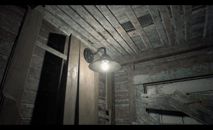 Lampa na końcu korytarza na strychu - Resident Evil 7: Beginning Hour - Odnalezienie brudnej monety i zamordowanych - Resident Evil 7 - poradnik, solucja