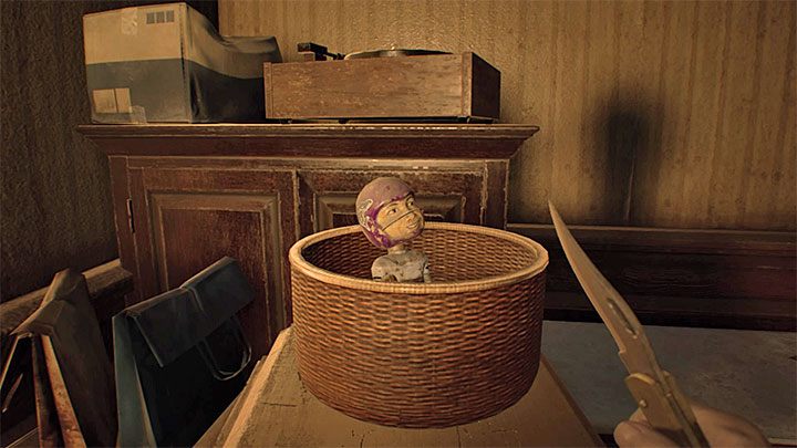 Przykładowa statuetka (wyglądają one jak bobbleheady) - Resident Evil 7: Osiągnięcia, trofea - lista - Resident Evil 7 - poradnik, solucja