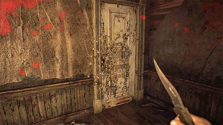 Wymagania: Usuń znajdujące się na drzwiach owady przy użyciu noża - Resident Evil 7: Osiągnięcia, trofea - lista - Resident Evil 7 - poradnik, solucja