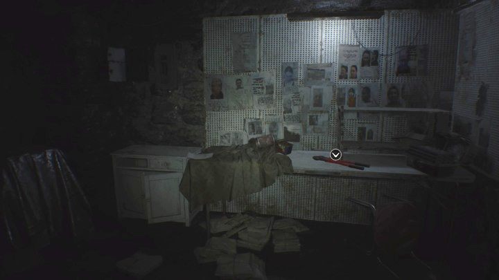 Obcęgi przydadzą się do zniszczenia łańcucha blokującego drzwi - Resident Evil 7: Pensjonat (Guest house) - solucja - Resident Evil 7 - poradnik, solucja