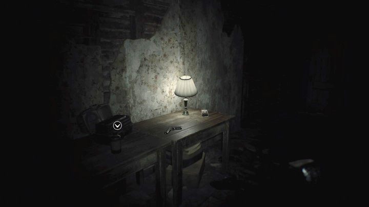 Pistolet znaleziony na strychu i tak zostanie ci później skonfiskowany - Resident Evil 7: Pensjonat (Guest house) - solucja - Resident Evil 7 - poradnik, solucja