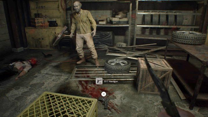 Pochwyć pistolet policjanta, lecz nie marnuj amunicji na atak... - Resident Evil 7: Zachodnie skrzydło - solucja - Resident Evil 7 - poradnik, solucja