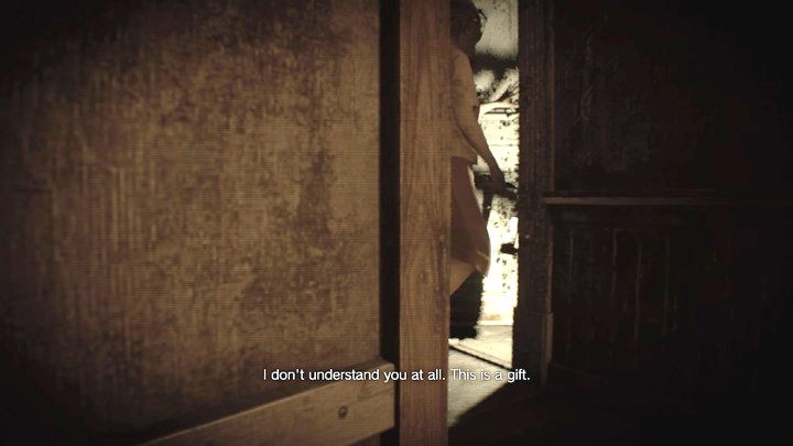 Chowaj się za pudłem i czekaj, aż Marguerite przejdzie przez drzwi - Resident Evil 7: Główny hall - solucja - Resident Evil 7 - poradnik, solucja