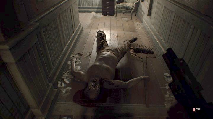 Kilka strzałów w łeb i tatusiek leży - lecz tylko kilka minut - Resident Evil 7: Główny hall - solucja - Resident Evil 7 - poradnik, solucja