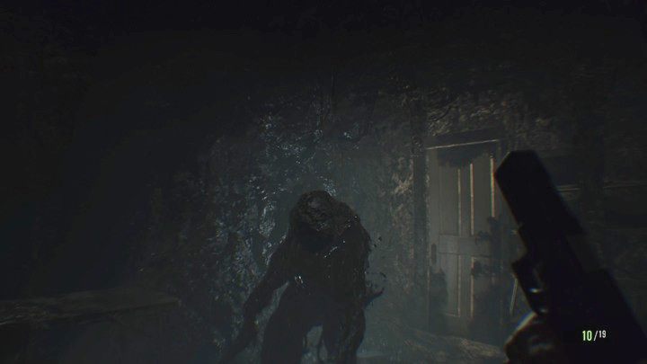 Mutant, który stanie ci na drodze jest jednym wielu, których spotkasz w piwnicy - Resident Evil 7: Piwnica - solucja - Resident Evil 7 - poradnik, solucja