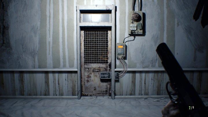Wejście do pokoju-pułapki - Resident Evil 7: Strefa testów i hangar - solucja - Resident Evil 7 - poradnik, solucja
