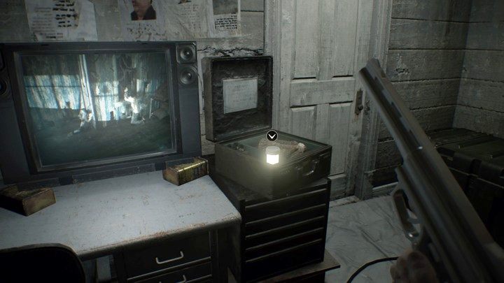Głowa osobnika D wewnątrz skrzynki w pokoju monitoringu - Resident Evil 7: Strefa testów i hangar - solucja - Resident Evil 7 - poradnik, solucja
