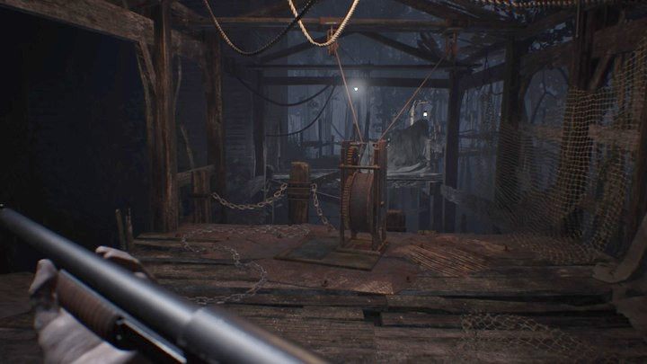 Na mechanizmie użyj korbki, by podnieść most - Resident Evil 7: Strefa testów i hangar - solucja - Resident Evil 7 - poradnik, solucja