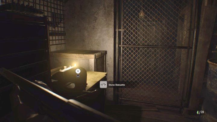 Teraz wróć do budynku, musisz dostać się do Salonu (Living Room), możesz tam jednak przejść z Jadalni przez nowo otwarte drzwi - Resident Evil 7: Dziedziniec i stary dom - solucja - Resident Evil 7 - poradnik, solucja