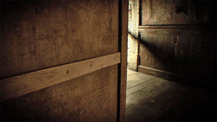 1) Docieraj do kolejnych drzwi i po znalezieniu się w krótkim korytarzu wycofaj się gdy tylko usłyszysz kroki Marguerite (powyższy obrazek) - Resident Evil 7: Nie złapiesz mnie / Cant Catch Me - jak zdobyć? - Resident Evil 7 - poradnik, solucja