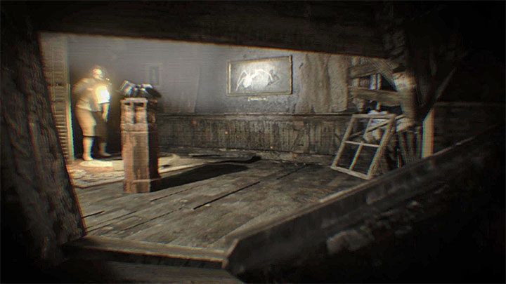 3) Wyjdź na zewnątrz i schowaj się po prawej stronie (powyższy obrazek) - Resident Evil 7: Nie złapiesz mnie / Cant Catch Me - jak zdobyć? - Resident Evil 7 - poradnik, solucja