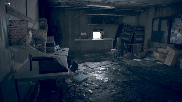 Na piętrze czeka na ciebie Eveline przy telewizorze... - Resident Evil 7: Wrak statku - solucja - Resident Evil 7 - poradnik, solucja