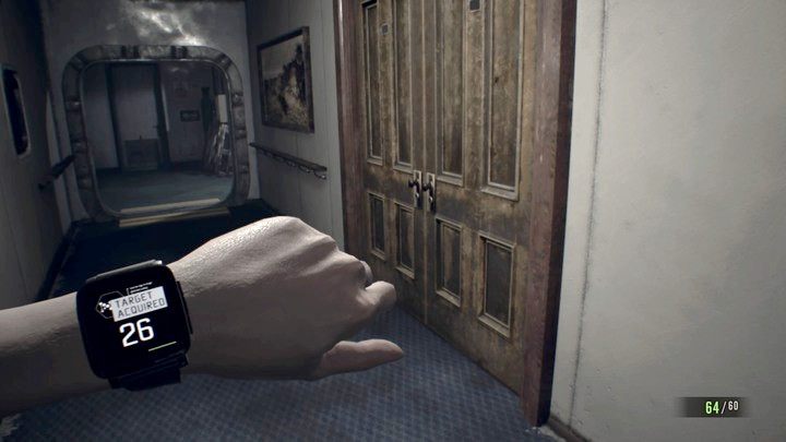 Wejdź przez drewniane drzwi do środka, na razie nic ci tu nie grozi - Resident Evil 7: Wrak statku - solucja - Resident Evil 7 - poradnik, solucja