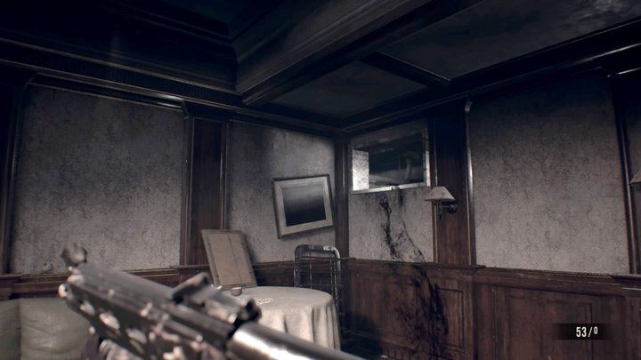 Za drewnianymi drzwiami na dalszą część korytarza przejdziesz przez okienko w ścianie - Resident Evil 7: Wrak statku - solucja - Resident Evil 7 - poradnik, solucja