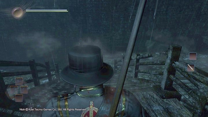 Po wyjściu pokonaj patrolującego gwardzistę i przeszukaj skrzynię, która znajduje się pod drewnianymi schodami z których właśnie zszedłeś - NiOh: Człowiek z Duchem Opiekuńczym - solucja, opis przejścia - NiOh - poradnik do gry