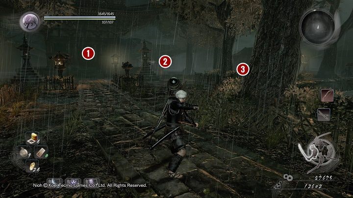 Gdy miniesz ścieżkę, ale pozostaniesz blisko wody, to po prawej zobaczysz wysoki dom [1], a w pobliżu niego jednookiego przeciwnika [2] - NiOh: Uśpiony kamień dusz (The Spirit Stone Slumbers) - solucja, opis przejścia - NiOh - poradnik do gry