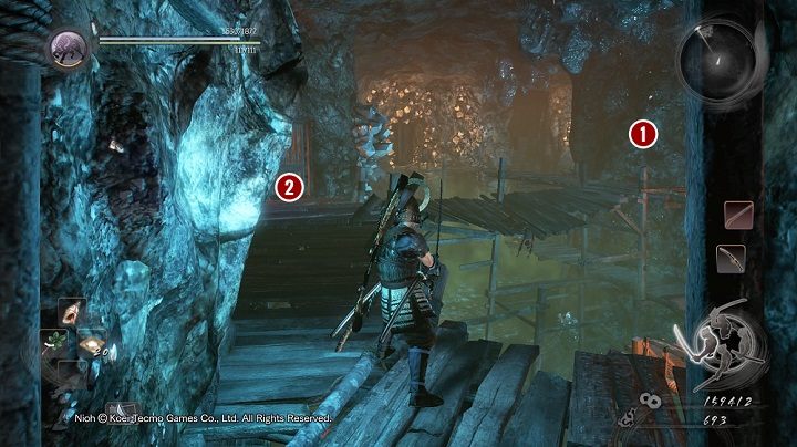 W przypadku tej komnaty aż dwa kamienie odpowiadają za generowanie trującej mgły, a znajdziesz je po obu stronach skalnego filaru [1] widocznego na powyższym obrazku - NiOh: Upiory srebrnej kopalni (The Silver Mine Writhes) - solucja - NiOh - poradnik do gry