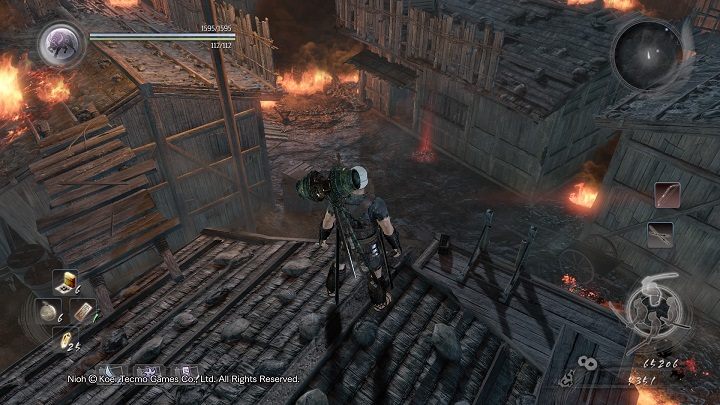 Mnich patroluje dziedziniec przy którym stoi beczka z wodą, którą można zrzucić, żeby odblokować skrót - NiOh: Ognisty całun (Wreathed in Flame) - solucja, opis przejścia - NiOh - poradnik do gry