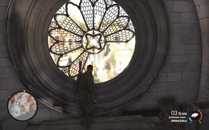 Okno w kościele daje widok na cały plac i pozwala szybko ukryć się przed wrogim ostrzałem - Znajdź kwaterę partyzantów we Wsi Bitanti | Sniper Elite 4 - Sniper Elite 4 - poradnik do gry