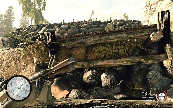 Punkt przed kościołem, którym możesz wspiąć się do góry z rzeki - Odszukaj amerykańskiego pilota w lokacji Wiadukt Regilino | Sniper Elite 4 - Sniper Elite 4 - poradnik do gry