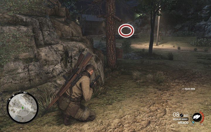 W siatce z boku znajduje się dziura - Zabij szefa doków i zniszcz reflektor w lokacji Stocznia Lorino - Sniper Elite 4 - poradnik do gry