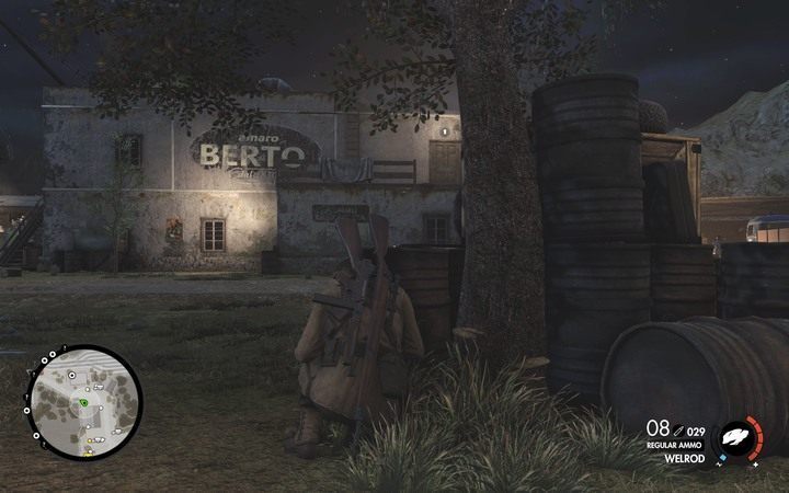 Łatwiej ci będzie wyjść na górę schodami po lewej - Zabij szefa doków i zniszcz reflektor w lokacji Stocznia Lorino - Sniper Elite 4 - poradnik do gry