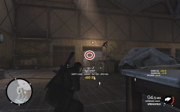 Warto pozbyć się dwóch strażników, którzy często wyglądają przez otwory na główny plac - Dostań się do składu broni w lokacji Stocznia Lorino | Sniper Elite 4 - Sniper Elite 4 - poradnik do gry