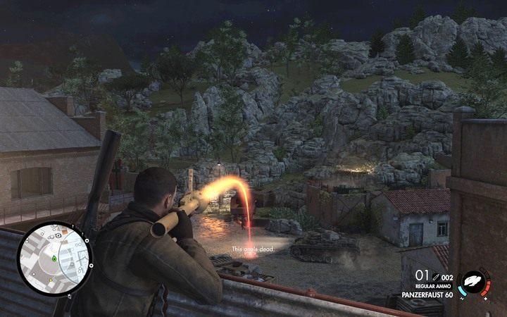 Pozycja z balkonu magazynu, skąd łatwo zniszczysz drugi czołg - Pozbądź się czołgów w lokacji Stocznia Lorino | Sniper Elite 4 - Sniper Elite 4 - poradnik do gry