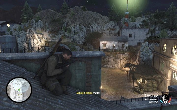 W oddali widoczny budynek radiokomunikacji - Szczepionka i lokalizacja dostaw w lokacji Stocznia Lorino | Sniper Elite 4 - Sniper Elite 4 - poradnik do gry