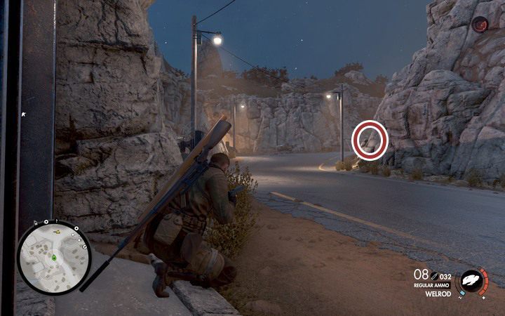 Działo obraca się co kilka sekund - zdążysz dobiec do drzwi, nim cię zidetyfikuje - Drugi dokument, antena i V działo w lokacji Obiekt Magazzeno | Sniper Elite 4 - Sniper Elite 4 - poradnik do gry