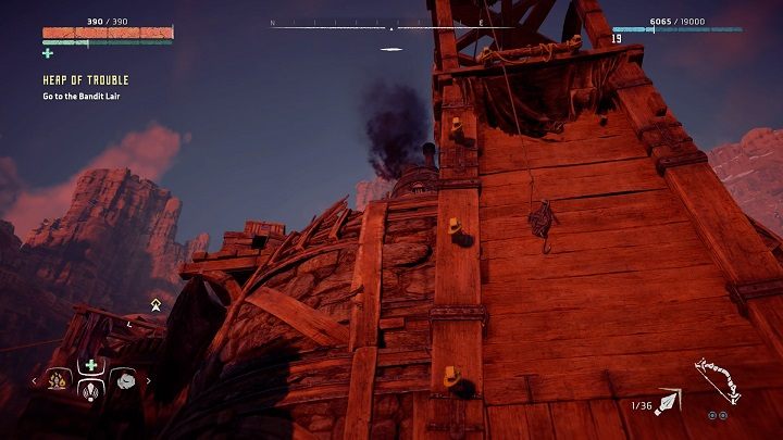 Gdy oczyścisz teren, warto wejść na wyższy punkt strzelecki, co ułatwią widoczne na obrazku mocowania po których możesz się wspinać - Horizon Zero Dawn: Góra Kłopotów (Heap of Trouble) | Wolnogóra, solucja - Horizon Zero Dawn - poradnik, solucja