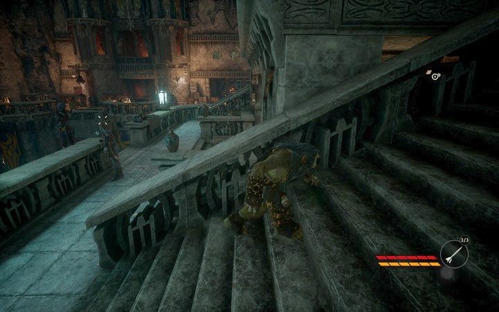 Możesz spokojnie ominąć strażnika patrzącego z balkonu, zrób to jednak szybko - Kopalnia | Misja 4 - Co zostało ukryte | Opis przejścia Styx Shards of Darkness - Styx: Shards of Darkness - poradnik do gry