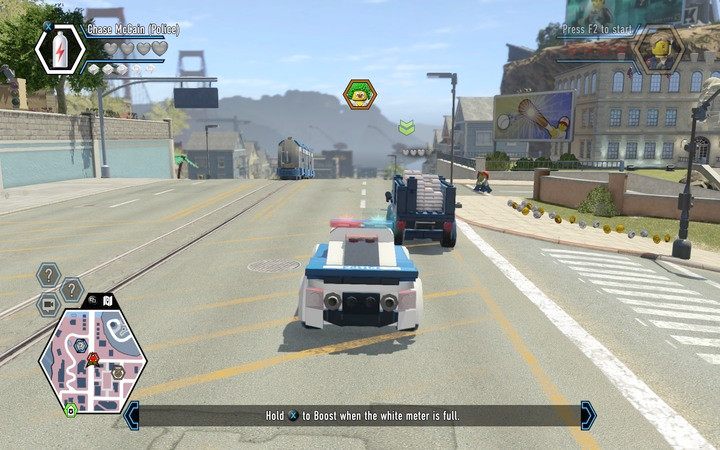 Podążaj za złodziejem samochodem, możesz używać nitro, by zmniejszyć dystans do przeciwnika - Napad na bank | Rozdział 1 w Lego City: Tajny Agent - LEGO City: Tajny Agent - poradnik do gry