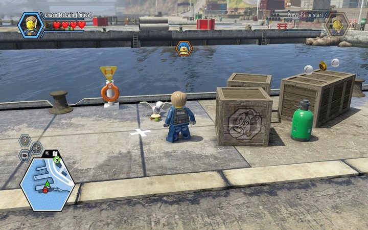 Za skrzyniami znajdziesz mewę, która ukradła kanapkę robotnika - Napad na bank | Rozdział 1 w Lego City: Tajny Agent - LEGO City: Tajny Agent - poradnik do gry