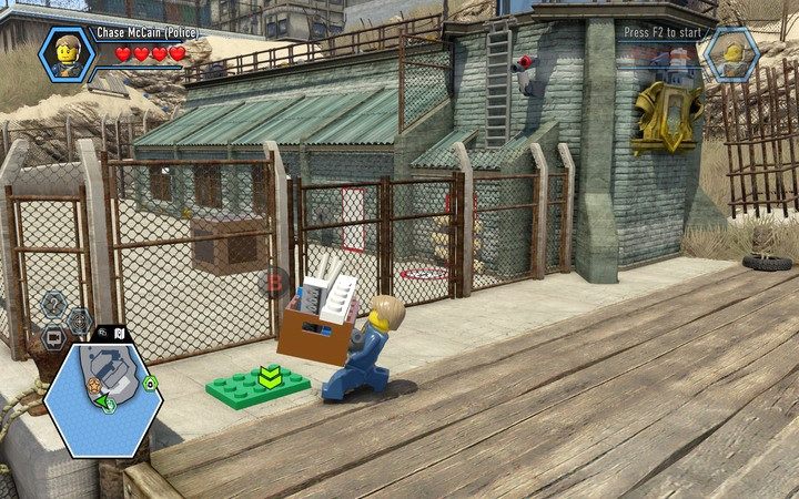 Zabierz skrzynię i połóż ją na zielonym polu - Wyspa więzienna | Rozdział 3 w Lego City: Tajny Agent - LEGO City: Tajny Agent - poradnik do gry